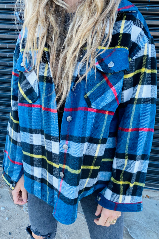 Prendas de abrigo con cuello vuelto, patchwork y cuadros a la moda