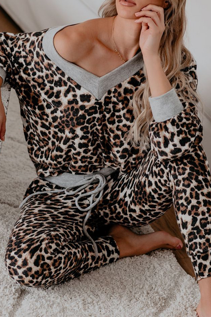 Conjunto de dos piezas de manga larga con un hombro al descubierto y parches de leopardo