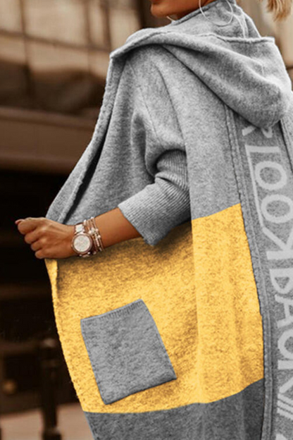 Prendas de abrigo con cuello y capucha y letras estampadas de moda