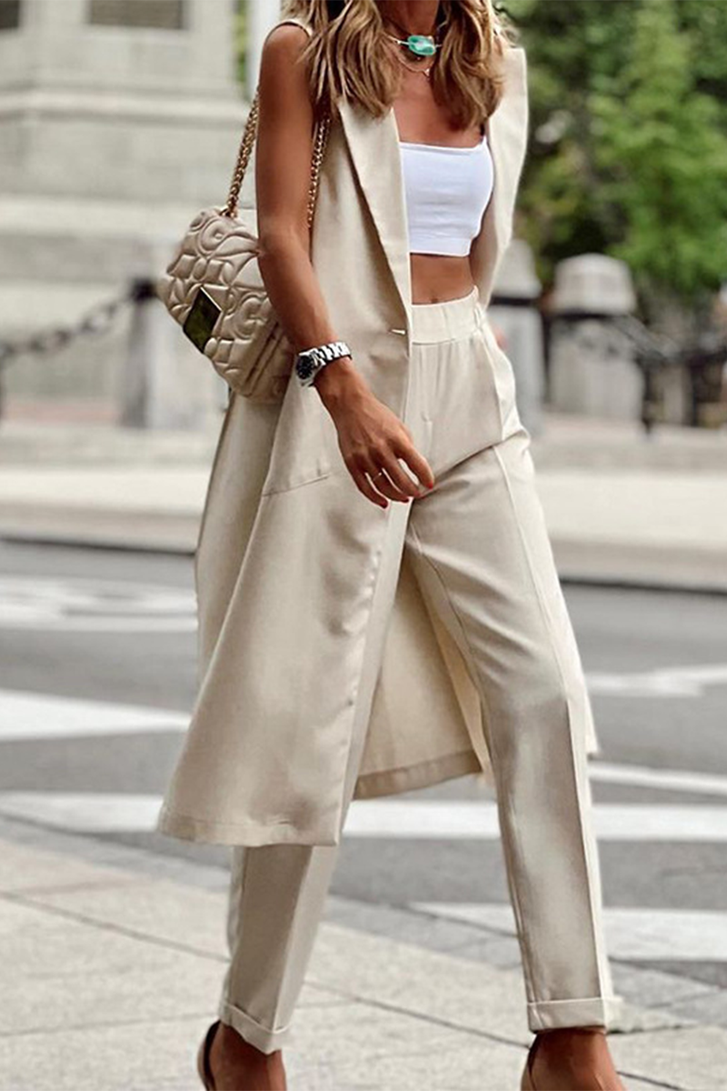 Conjunto informal de dos piezas con cuello vuelto, sin mangas, con hebilla y parches sólidos