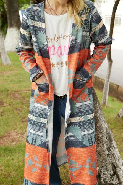 Prendas de abrigo con cuello vuelto, estampado asimétrico y patchwork geométrico de moda