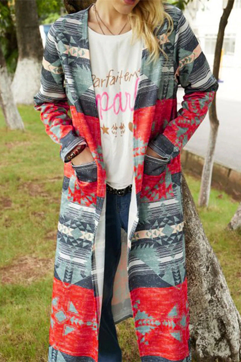 Prendas de abrigo con cuello vuelto, estampado asimétrico y patchwork geométrico de moda