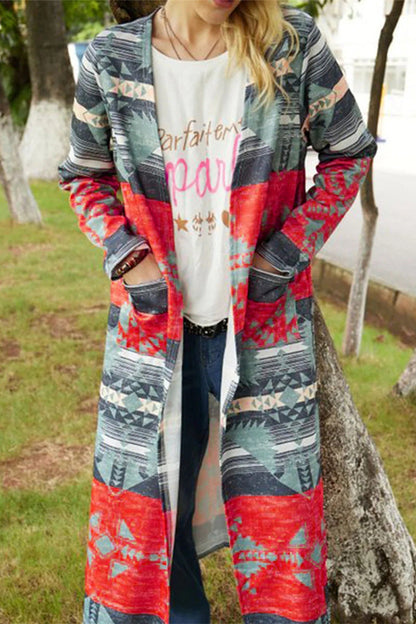 Prendas de abrigo con cuello vuelto, estampado asimétrico y patchwork geométrico de moda
