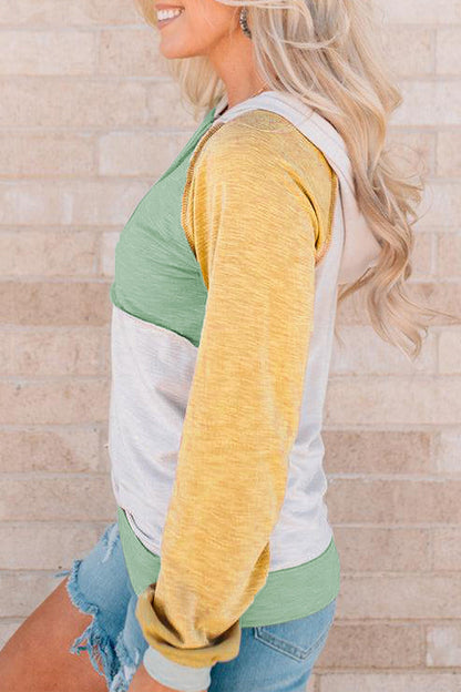 Sudadera con capucha y cuello mandarín en contraste con bloques de color a la moda