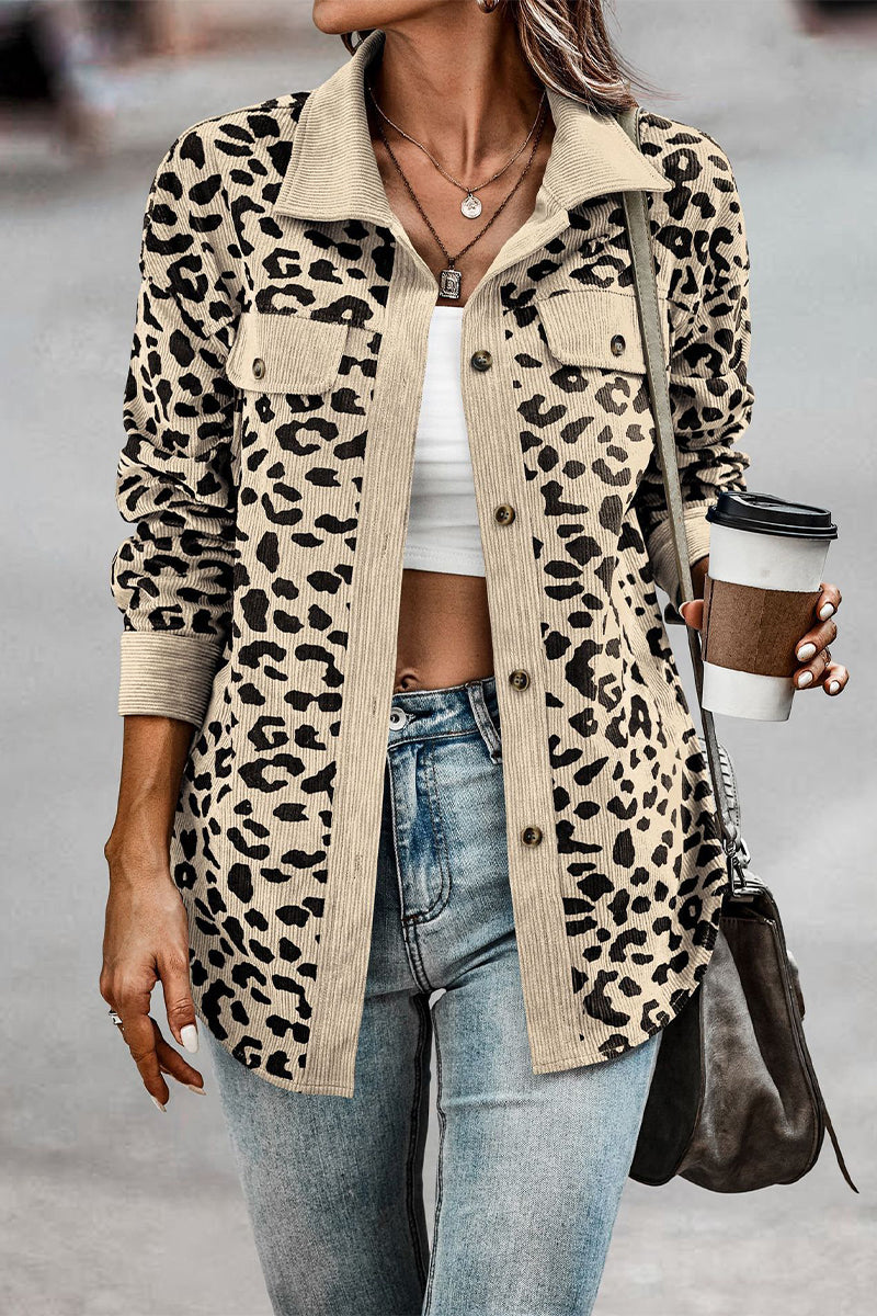 Blusa informal con cuello vuelto y bolsillo de leopardo