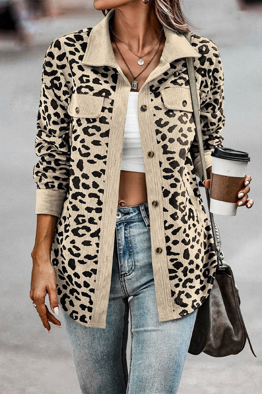 Blusa informal con cuello vuelto y bolsillo de leopardo