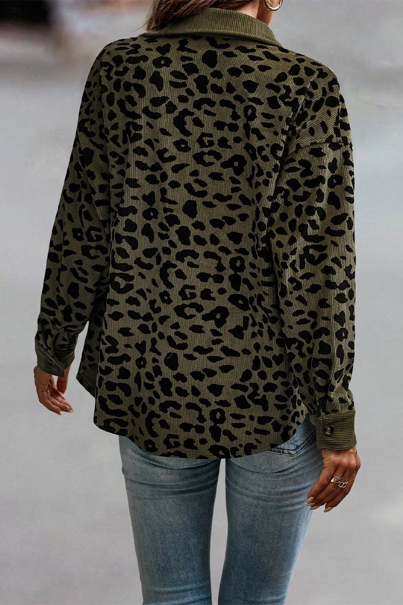 Blusa informal con cuello vuelto y bolsillo de leopardo