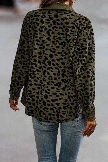 Blusa informal con cuello vuelto y bolsillo de leopardo