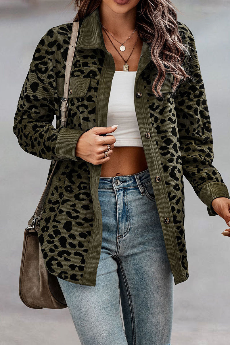 Blusa informal con cuello vuelto y bolsillo de leopardo