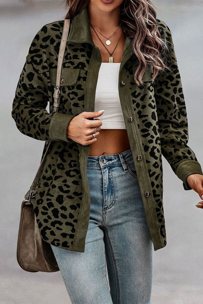 Blusa informal con cuello vuelto y bolsillo de leopardo