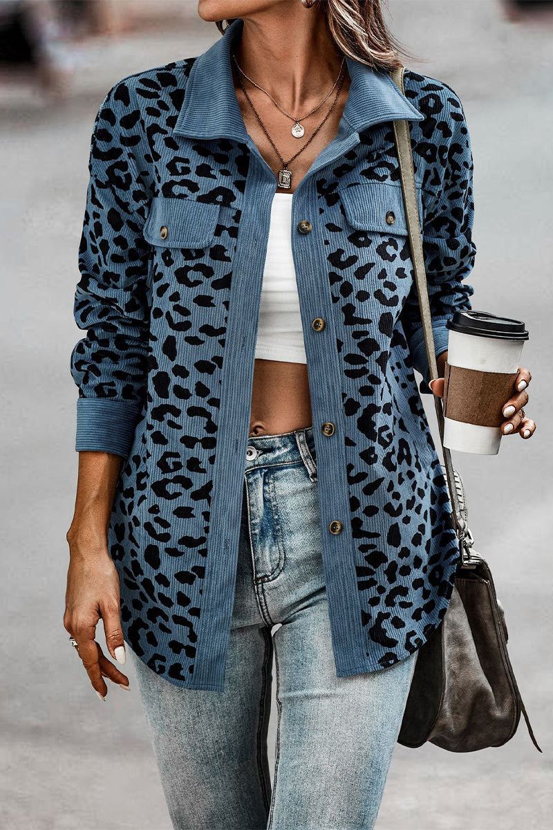 Blusa informal con cuello vuelto y bolsillo de leopardo