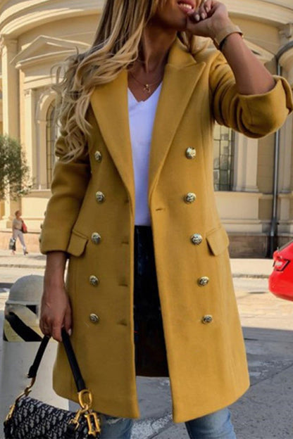 Elegante prenda exterior con cuello vuelto y patchwork