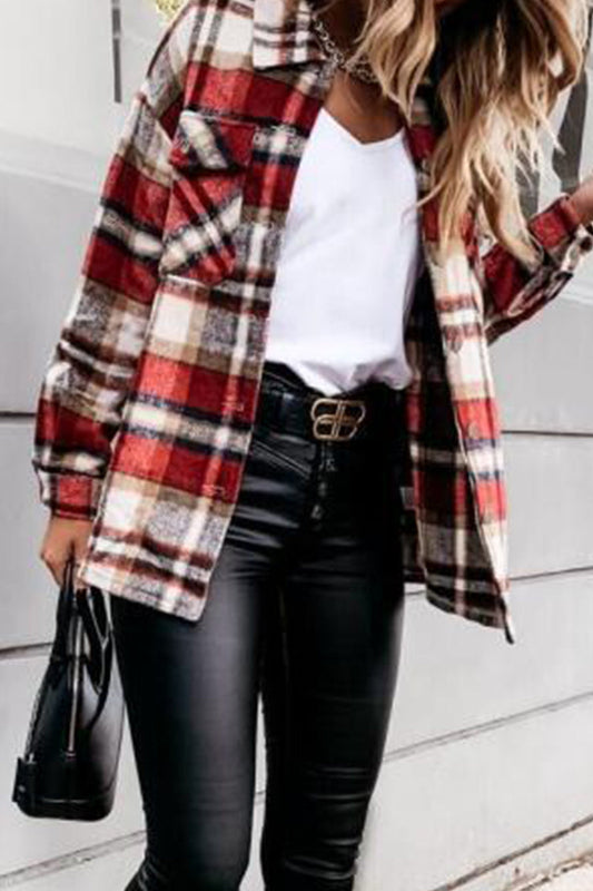 Elegante blusa con cuello vuelto y estampado a cuadros
