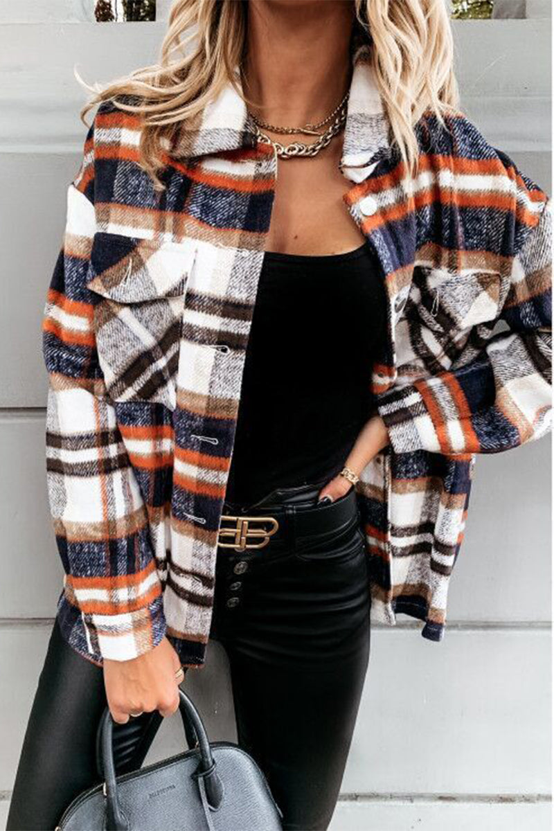 Elegante blusa con cuello vuelto y estampado a cuadros