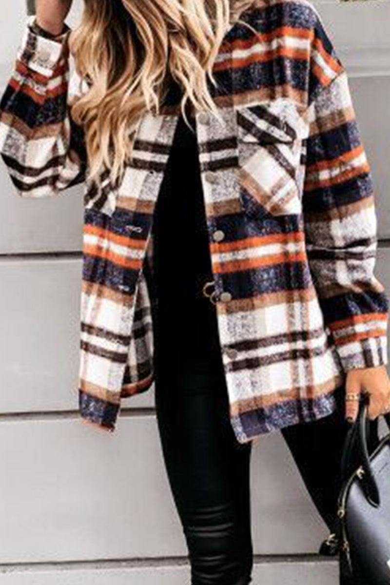 Elegante blusa con cuello vuelto y estampado a cuadros