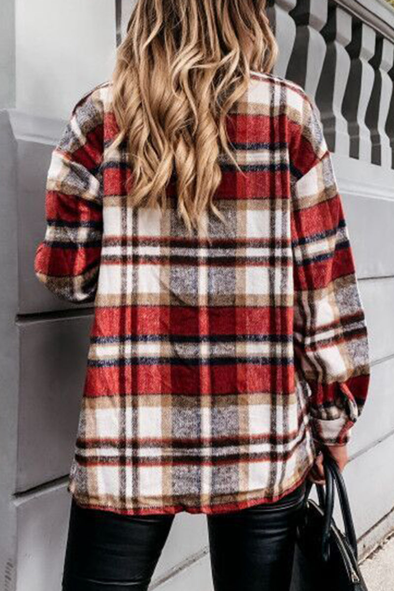 Elegante blusa con cuello vuelto y estampado a cuadros