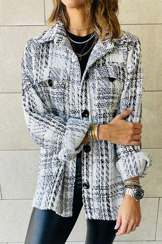 Elegante prenda exterior con cuello vuelto, botones a cuadros