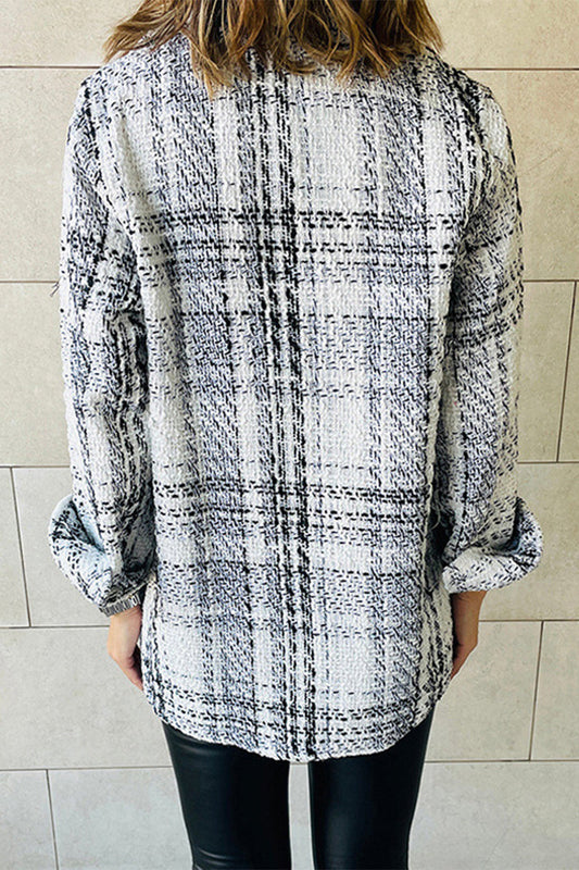 Elegante prenda exterior con cuello vuelto, botones a cuadros