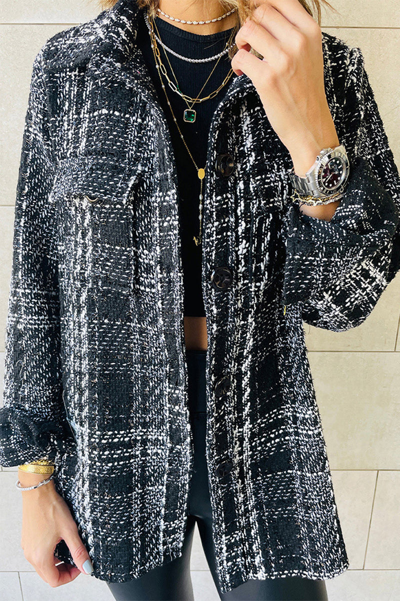 Elegante prenda exterior con cuello vuelto y botones a cuadros