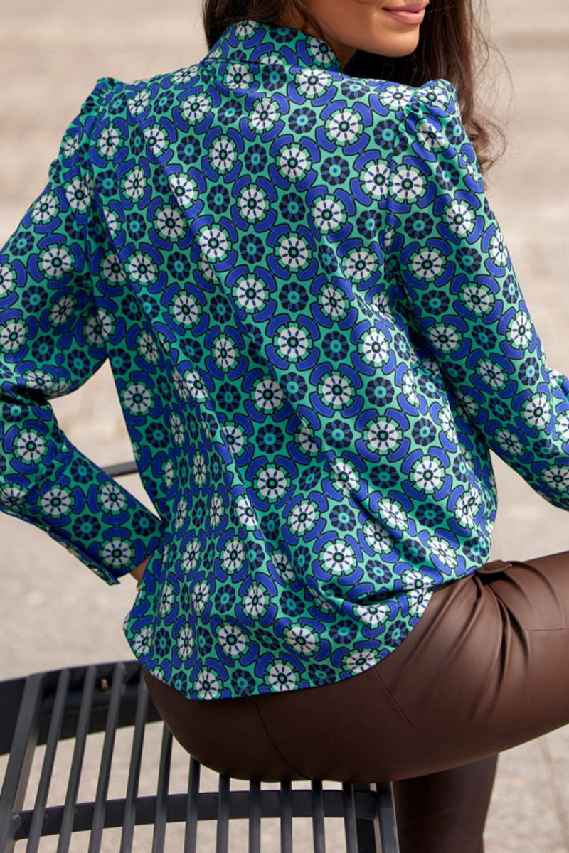 Elegantes blusas con cuello camisero y estampado de patchwork