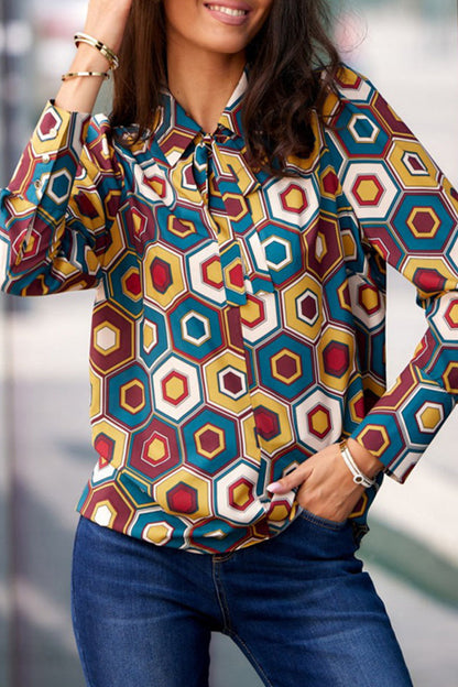 Elegantes blusas con cuello camisero y estampado de patchwork