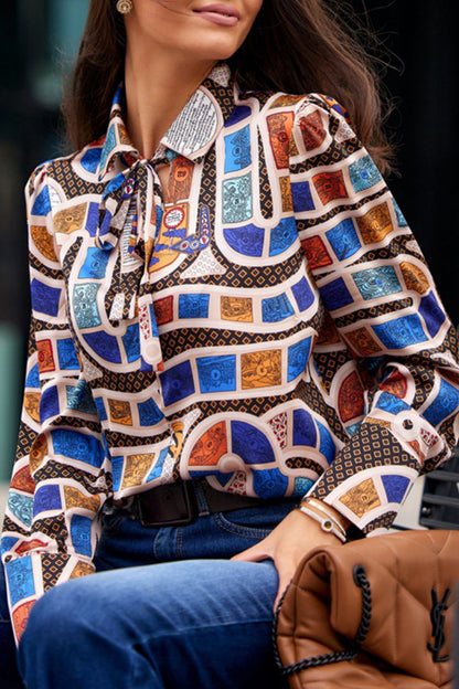 Elegantes blusas con cuello camisero y estampado de patchwork