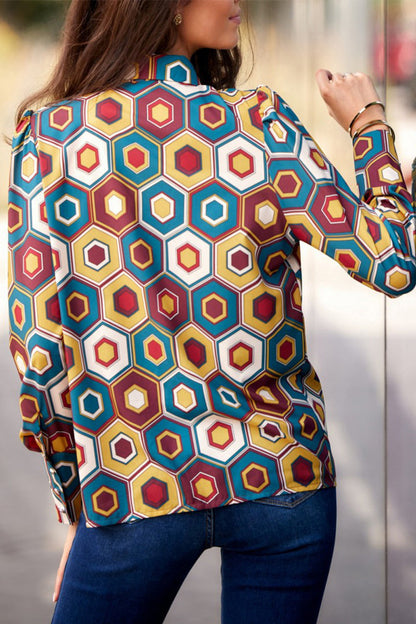 Elegantes blusas con cuello camisero y estampado de patchwork