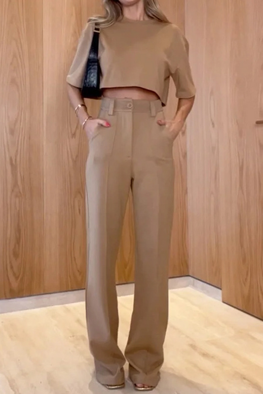 Conjunto informal de dos piezas con cuello redondo, manga corta y parches sólidos