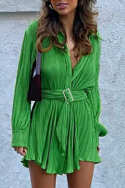 Vestido camisero con cuello vuelto y parches lisos de calle