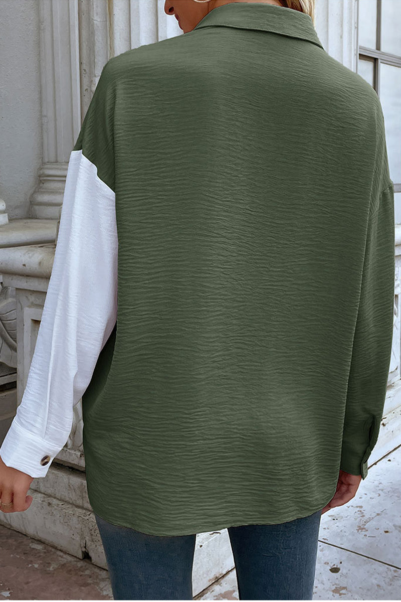 Elegante blusa con cuello vuelto y diseño de patchwork en bloques de colores