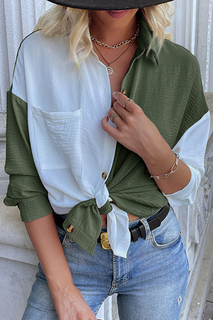 Elegante blusa con cuello vuelto y diseño de patchwork en bloques de colores