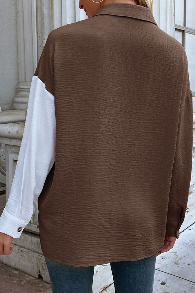 Elegante blusa con cuello vuelto y diseño de patchwork en bloques de colores