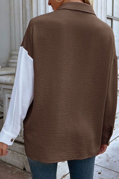 Elegante blusa con cuello vuelto y diseño de patchwork en bloques de colores