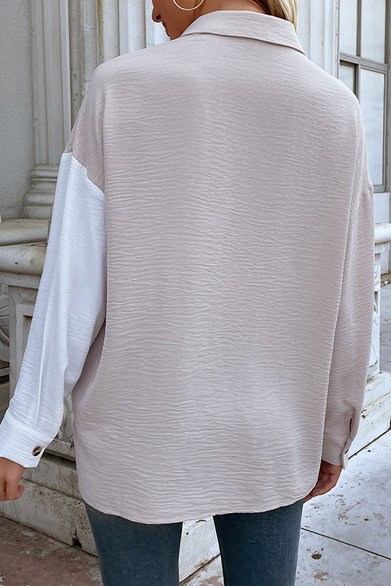 Elegante blusa con cuello vuelto y diseño de patchwork en bloques de colores