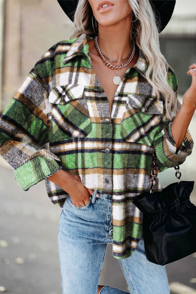 Elegante blusa con cuello vuelto y estampado a cuadros