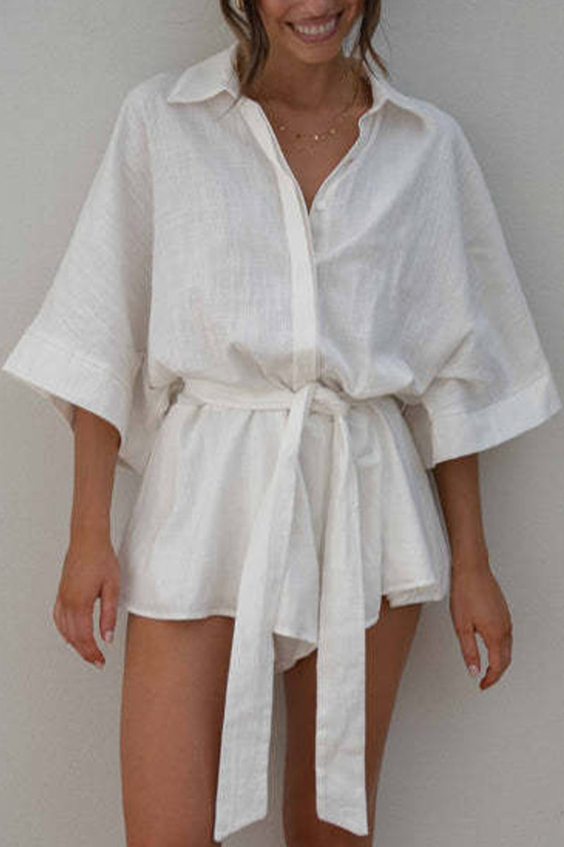 Mono holgado informal de cuello vuelto con frenillo liso y simplicidad