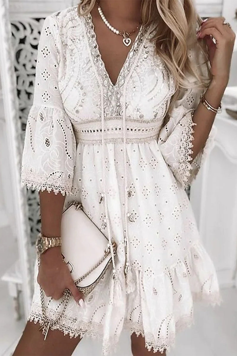 Vestidos elegantes y dulces con borlas lisas bordadas y escote en V ahuecado.