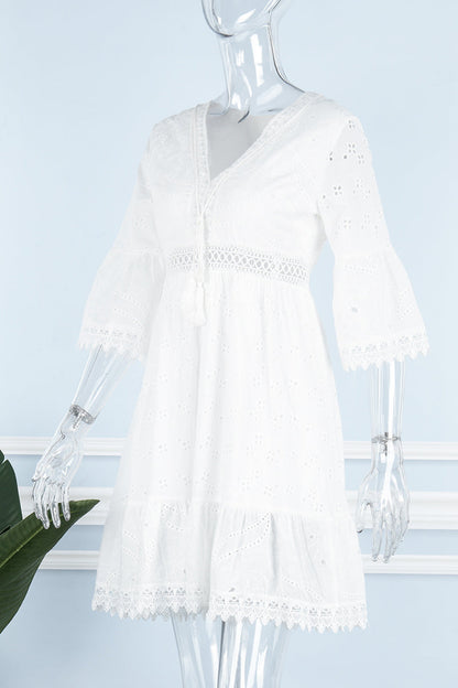Vestidos elegantes y dulces con borlas lisas bordadas y escote en V ahuecado.