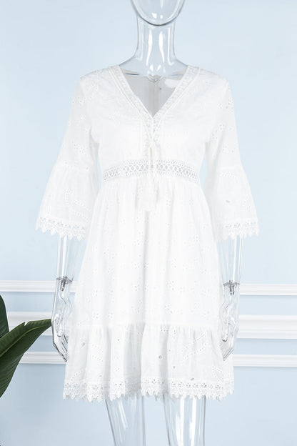 Vestidos elegantes y dulces con borlas lisas bordadas y escote en V ahuecado.