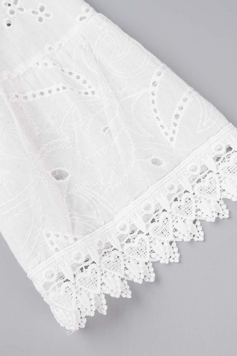 Vestidos elegantes y dulces con borlas lisas bordadas y escote en V ahuecado.
