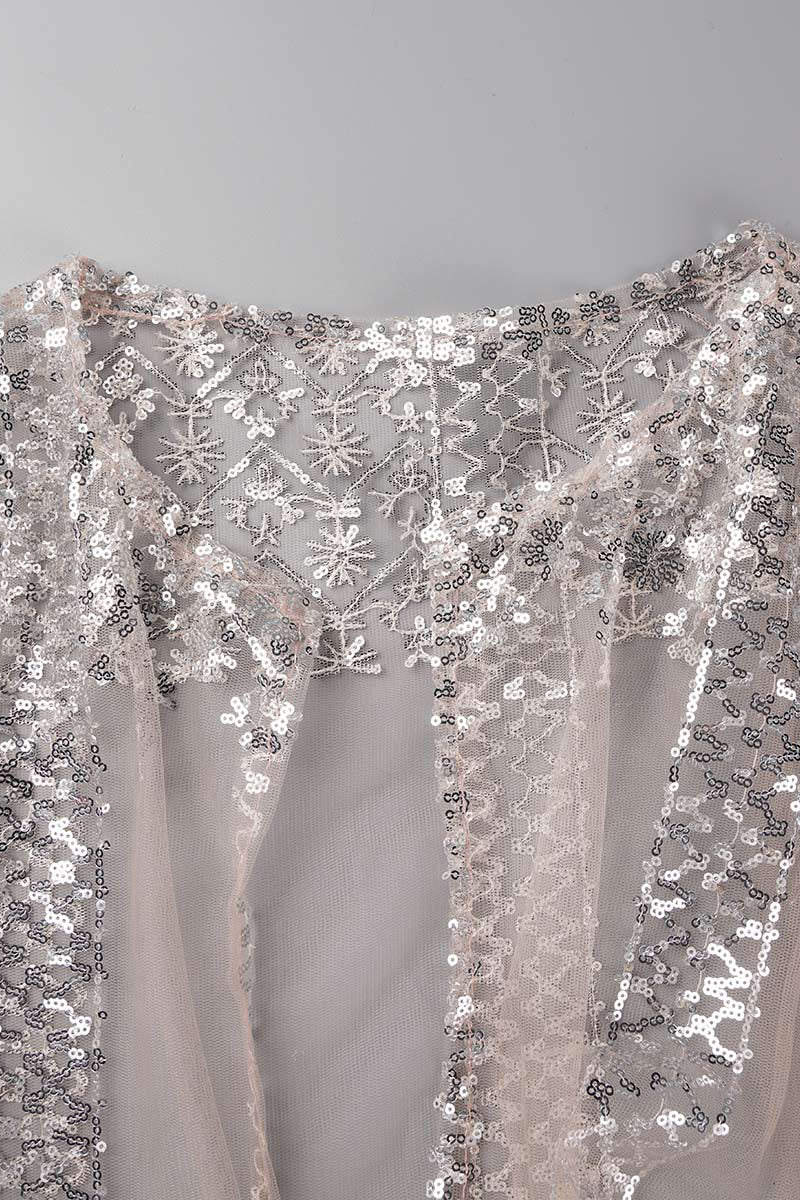Elegante conjunto de dos piezas con cuello en V, manga larga y estampado universitario