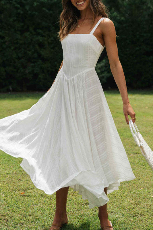 Vestido informal sencillo, liso, asimétrico, con cuello cuadrado e irregular.