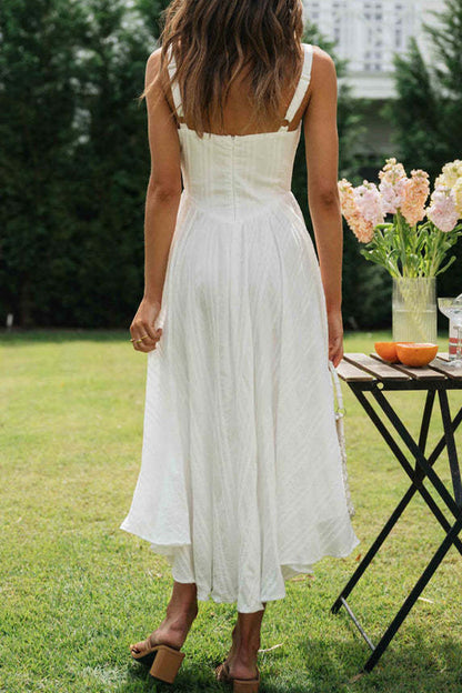 Vestido informal sencillo, liso, asimétrico, con cuello cuadrado e irregular.