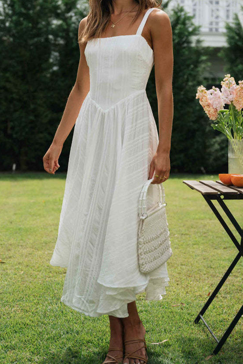 Vestido informal sencillo, liso, asimétrico, con cuello cuadrado e irregular.