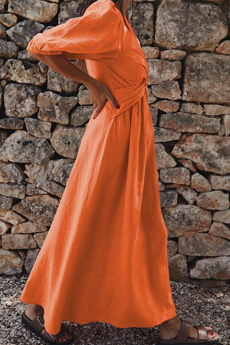 Vestido informal sencillo de color liso con escote en V y manga corta.