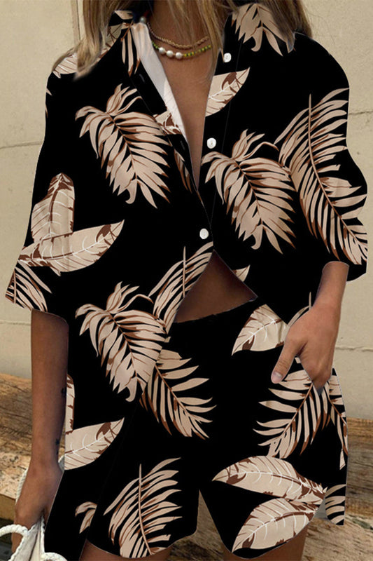 Conjunto informal de dos piezas con cuello vuelto, manga corta y patchwork floral