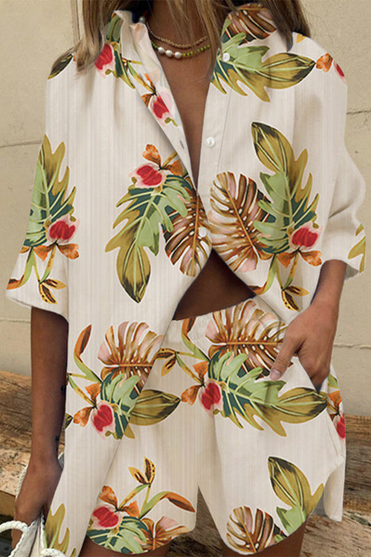 Conjunto informal de dos piezas con cuello vuelto, manga corta y patchwork floral