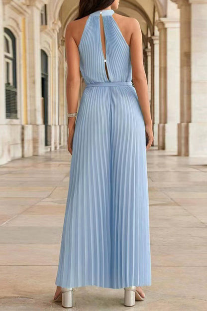 Mono holgado informal con cuello halter, pliegues de frenillo lisos y simplicidad