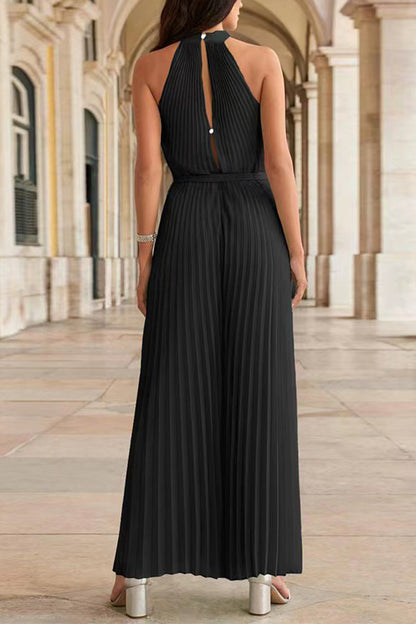 Mono holgado informal con cuello halter, pliegues de frenillo lisos y simplicidad