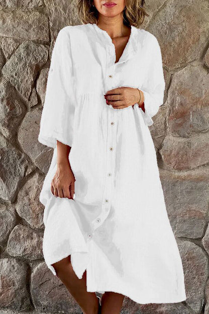 Vestido camisero informal sencillo con botones lisos y cuello mandarín.